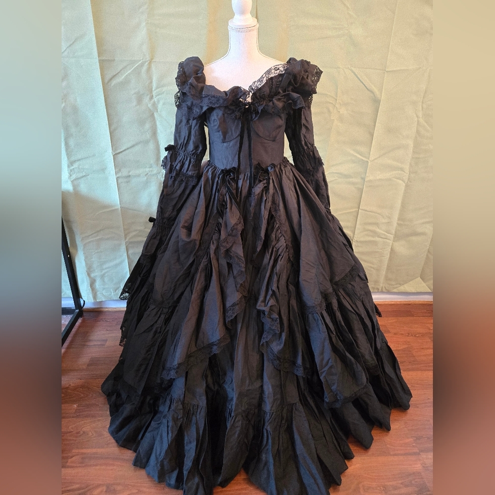 Selkie Raven Waltz Gown, Medium